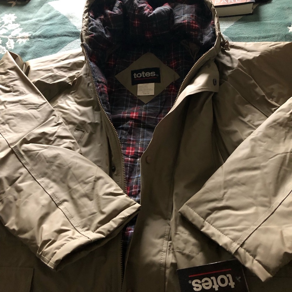 New totes men’s size 3X water repellent, hooded coat in tan with flannel lining.